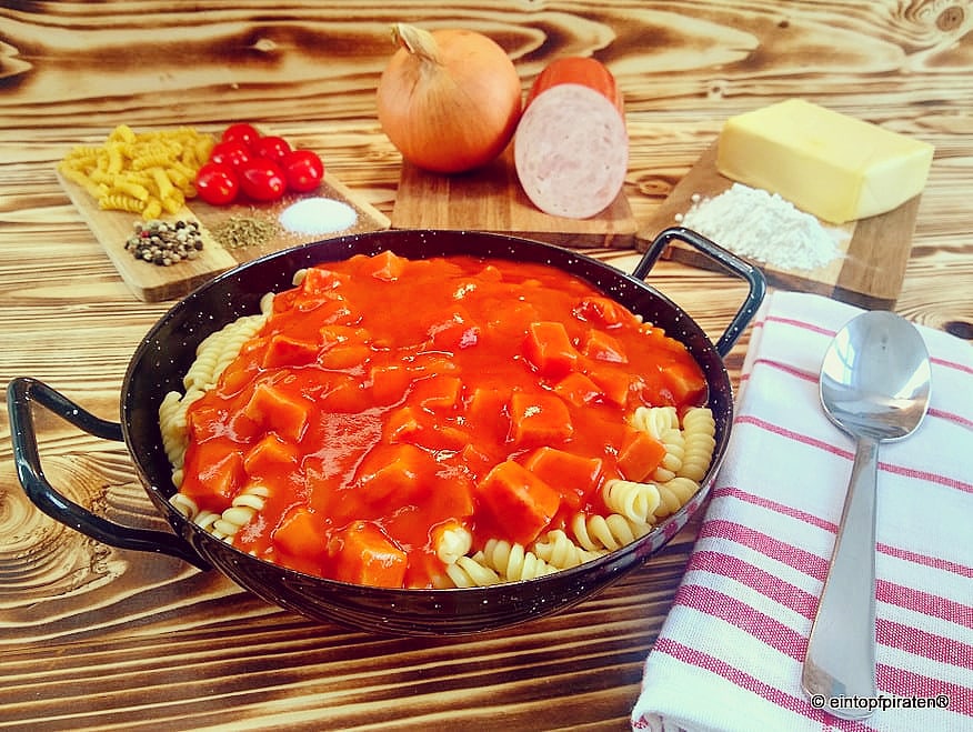 Wurstgulasch mit Tomatensoße und Nudeln