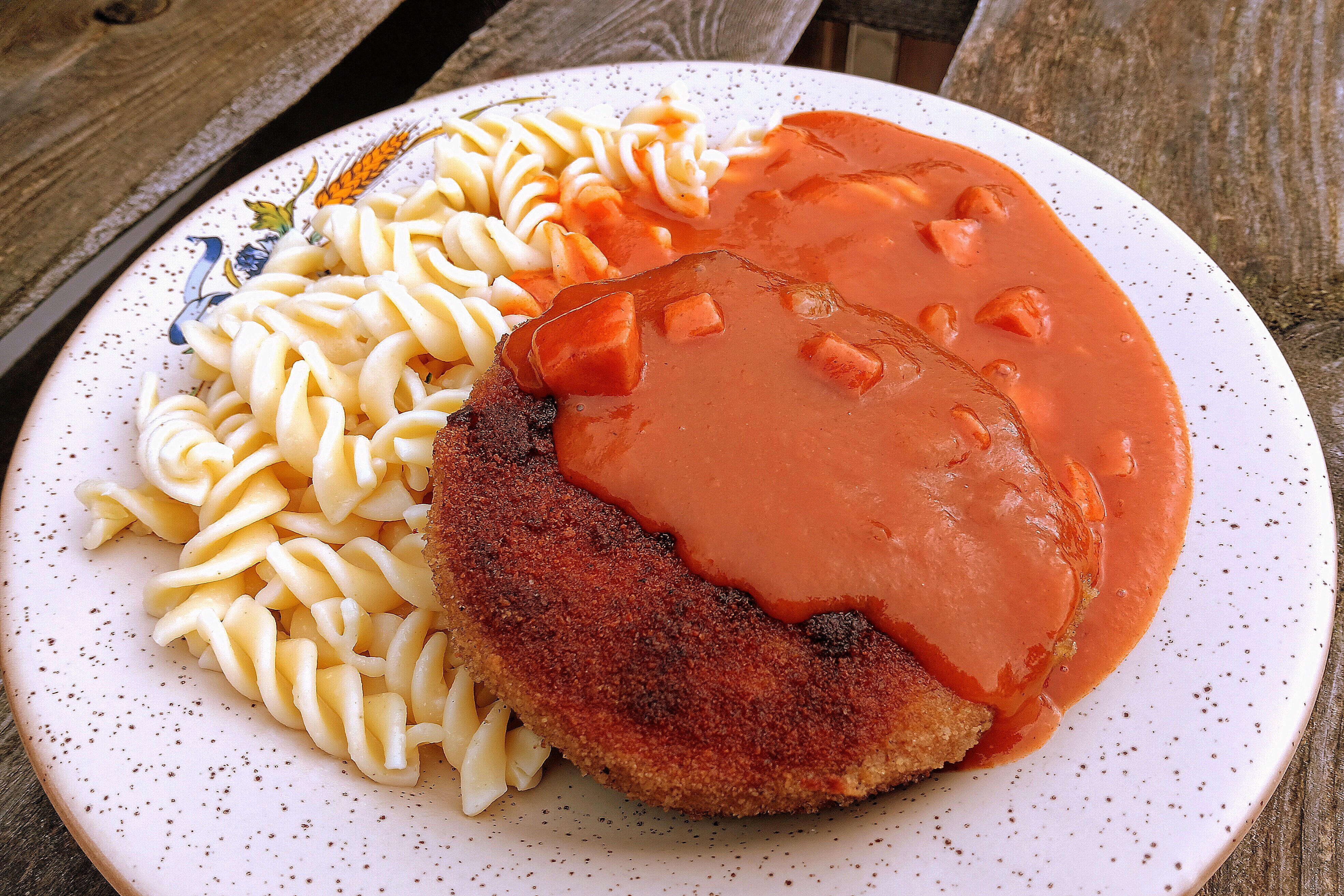 Jägerschnitzel mit Tomaten-Soße und Spirelli-Nudeln